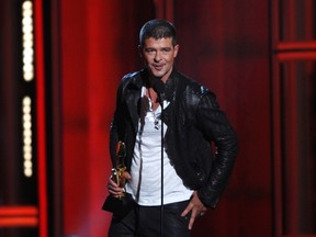 Singer Robin Thicke accepts the award for top R&B song for "Blurred Lines" onstage at the 2014 Billboard Music Awards in Las Vegas, Nevada May 18, 2014.  REUTERS/ Steve Marcus