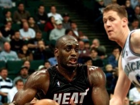 Miami Heat forward Anthony Mason, left, drives past Dallas Mavericks centre Shawn Bradley during first half action at Reunion Arena in Dallas, in this file photo from Feb. 1, 2001. Mason died Feb. 28, 2015, at the age of 48, ESPN and other media reported. (REUTERS/Files)