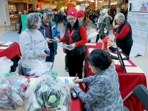 Heart and Stroke Foundation volunteers wrap up their silent auction – the end of their Heart Month fundraising – at the Quinte Mall Saturday.
Emily Mountney-Lessard/Belleville Intelligencer/QMI Agency
