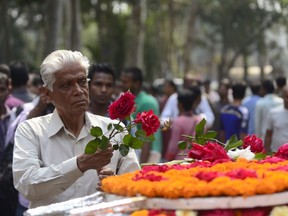 Bangladeshi mourners pay their last respects to U.S. blogger Avijit Roy in Dhaka on Mar. 1, 2015, after he was hacked to death by unidentified assailants in the Bangladeshi capital on Feb. 26. (AFP PHOTO/Munir uz Zaman)