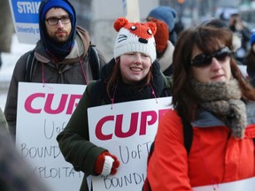 Teaching assistants picket a downtown University of Toronto campus on Monday, March 2, 2015. (MICHAEL PEAKE/Toronto Sun)