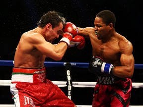 Toronto boxer Phil Lo Greco (left) fights Shawn Porter in 2013 in Atlantic City. (Getty Images)