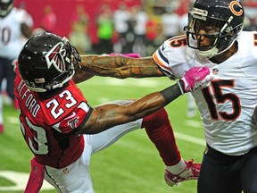 Brandon Marshall of the Chicago Bears shakes off the tackle attempt by Robert Alford #23 of the Atlanta Falcons at the Georgia Dome on October 12, 2014. (Scott Cunningham/Getty Images/AFP)