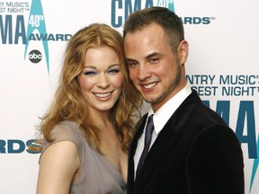 Singer LeAnn Rimes (L) and husband Dean Sheremet arrive at the 40th Country Music Awards in Nashville, Tennessee November 6, 2006. REUTERS/Lucas Jackson