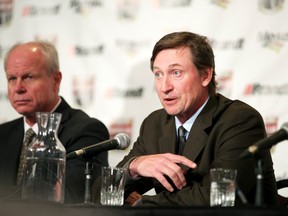 NHL hockey great Wayne Gretzky (R) talks with the media about Detroit Red Wings legend Gordie Howe before a dinner honouring Howe's life and career in Saskatoon, Saskatchewan, February 6, 2015. (REUTERS)