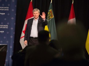 Canada's Prime Minister Stephen Harper waves at the Saskatchewan Association of Rural Municipalities in Saskatoon, Saskatchewan March 12, 2015. REUTERS/David Stobbe (CANADA - Tags: POLITICS)