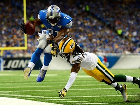 Detroit Lions running back Reggie Bush (21) jumps out of bounds while being hit by Green Bay Packers cornerback Davon House during NFL play at Ford Field. (Andrew Weber/USA TODAY Sports)