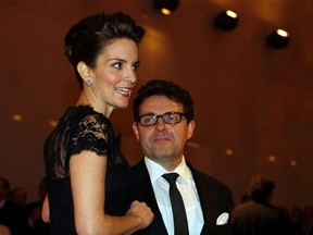 Comedian Tina Fey (L) arrives with her husband Jeff Richmond before receiving the annual Mark Twain Prize for American Humor hosted by the Kennedy Center in Washington November 9, 2010.       REUTERS/Larry Downing