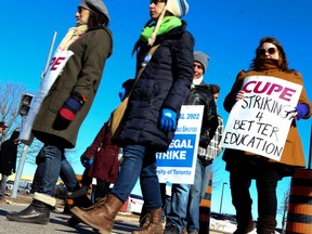 CUPE workers at the University of Toronto scarborough campus continue to walk the picket line on Thursday, March 19, 2015. (VERONICA HENRI/Toronto Sun)