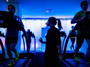 Jessica Desmond, an instructor at the Mile High Run Club (MHRC), leads a class in a Manhattan borough of New York November 14, 2014. REUTERS/Brendan McDermid