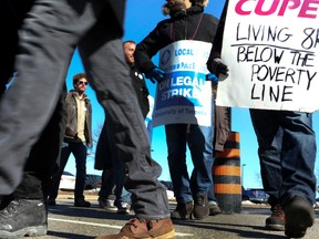 CUPE workers picket at the University of Toronto Scarborough Campus March 19, 2015. (Veronica Henri/Toronto Sun)