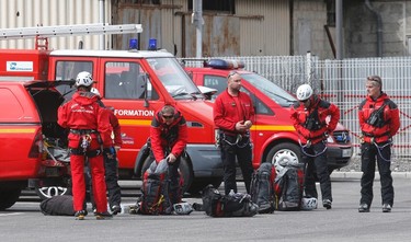 French firefighters prepare to take-off in Digne-les-Bains for the crash site of an Airbus A320, in the French Alps, March 24, 2015. (REUTERS/Jean-Paul Pelissier)