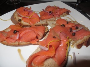 The smoked salmon comes with a whisky/maple touch.