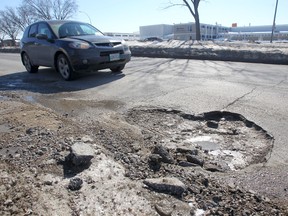 The city is spending more than it ever has on fixing Winnipeg's streets, but keeps falling further and further behind. (FILE PHOTO)