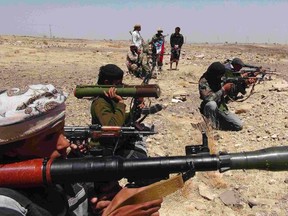 Southern Movement militants take up positions in the Jabal al-Ierr area of Yemen's southern Lahej province, as they prepare to secure the area against Shi'ite Houthi fighters, March 7, 2015. Most of Yemen has been left without state services or authority, and deadly violence is a daily occurrence as Houthis, state security forces, tribesmen, southern separatists and al Qaeda militants clash with each other.  REUTERS/Stringer