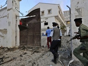 Somali police take position after Islamist group al Shabaab attacked Maka Al-Mukarama hotel in Mogadishu, March 27, 2015. (REUTERS/Feisal Omar)