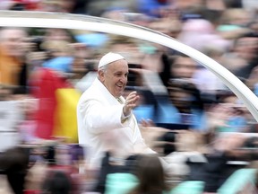 Pope Francis waves at the end of the Easter Mass in St. Peter's square at the Vatican on April 5, 2015. (REUTERS/Alessandro Bianchi)