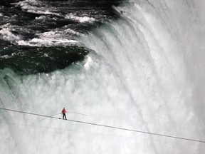 Tightrope walker Nik Wallenda walks the high wire from the U.S. side to the Canadian side over the Horseshoe Falls in Niagara Falls, Ontario, June 15, 2012.  REUTERS/Mark Blinch