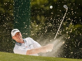 Steve Stricker of the U.S. hits out of a sand trap and onto the 18th green during first round play of the Masters golf tournament at the Augusta National Golf Course in Augusta, Georgia April 9, 2015. (REUTERS/Phil Noble)