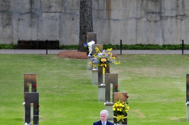 Former U.S. President Bill Clinton addresses the crowd during the 20th Remembrance Ceremony, the anniversary ceremony for victims of the 1995 Oklahoma City bombing, at the Oklahoma City National Memorial and Museum in Oklahoma City April 19, 2015. REUTERS/Nick Oxford