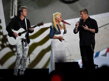 Recording artist Christina Aguilera (C) and Rascal Flatts members Joe Don Rooney (L) and Gary LeVox (R) perform onstage during the 50th Academy Of Country Music Awards at AT&T Stadium on April 19, 2015 in Arlington, Texas.   Cooper Neill/Getty Images for dcp/AFP