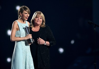 Honoree Taylor Swift (L) accepts the Milestone Award from Andrea Swift onstage during the 50th Academy Of Country Music Awards at AT&T Stadium on April 19, 2015 in Arlington, Texas.   Cooper Neill/Getty Images for dcp/AFP