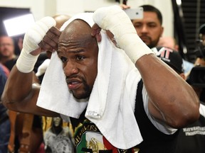 WBC/WBA welterweight champion Floyd Mayweather Jr. puts a towel over his head as he works out at the Mayweather Boxing Club on April 14, 2015 in Las Vegas. (Ethan Miller/Getty Images/AFP)