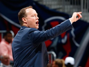 Mike Budenholzer of the Atlanta Hawks calls out to his players during the game against the Brooklyn Nets at Philips Arena on April 4, 2015 in Atlanta, Georgia. (Kevin C. Cox/Getty Images/AFP)