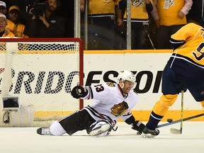 Predators’ Filip Forsberg scores an empty-net goal past a sprawling Kris Versteeg of the Chicago Blackhawks to seal a Game 5 win for the hosts in Nashville on Thursday. (AFP/PHOTO)