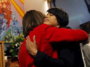Baltimore mayor Stephanie Rawlings-Blake embraces a woman after a news conference on the demonstrations for Freddie Gray, who died following an arrest by the Baltimore police department, in Baltimore, Maryland April 26, 2015.  REUTERS/Shannon Stapleton