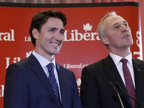Liberal leader Justin Trudeau (L) takes part in a news conference with former Toronto police chief and potential Liberal candidate Bill Blair in Ottawa April 27, 2015. (REUTERS/Chris Wattie)