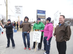 Teachers at Sudbury Secondary School picket in Sudbury, Ont. on Monday April 27, 2015. Gino Donato/Sudbury Star