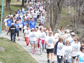 Gino Donato/The Sudbury Star
Participants take part in the Maison Vale Hospice and RBC Royal Bank 2015 RBC Hike for Hospice Palliative Care at the Jim Gordon Boardwalk on Sunday.