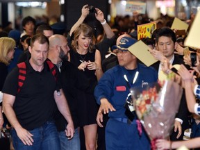 US singer Taylor Swift is greeted by Japanese fans after she arrived at Narita international airport in Narita, suburban Tokyo on May 3, 2015. Swift will have a concert in Tokyo on May 5 and 6. AFP PHOTO / Yoshikazu TSUNO