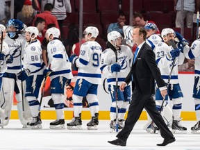 Tampa Bay Lightning head coach Jon Cooper walks past his team while they celebrate their victory Game 2 victory over the Montreal Canadiens. (Getty Images/AFP)