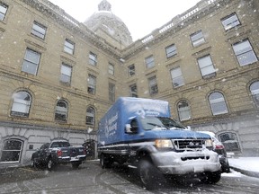 A moving truck pulls up to the Alberta Legislature, the day after the NDP defeated the 43 year reign of the PC party of Alberta, in Edmonton May 6, 2015.   REUTERS/Dan Riedlhuber