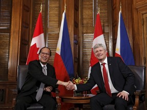 Canada's Prime Minister Stephen Harper (R) shakes hands with Philippines' President Benigno Aquino during a photo opportunity in Harper's office on Parliament Hill in Ottawa, May 8, 2015. REUTERS/Chris Wattie