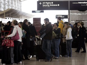 Passengers wait to check in their luggage at Detroit Metropolitan Airport in Romulus, Mich. December 26, 2009.  REUTERS/Rebecca Cook