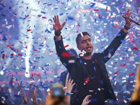 Singer Nick Fradiani waves on stage after being named the winner during the American Idol XIV 2015 Finale at Dolby theatre in Hollywood, California May 13, 2015.  REUTERS/Mario Anzuoni