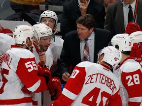Head coach Mike Babcock of the Detroit Red Wings gives his players direction in the closing minutes of their game against the New York Islanders at the Nassau Veterans Memorial Coliseum on March 29, 2015 in Uniondale, New York. (Bruce Bennett/Getty Images/AFP)