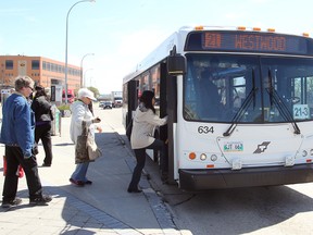 The city has worked out a deal that will see more than half of the cost of fixing bus engines covered by the manufacturer. (Brian Donogh/Winnipeg Sun file photo)