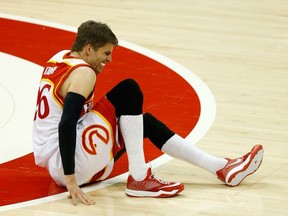 Hawks’ Kyle Korver falls to the court after he injured his leg in Game 2 against the Cavaliers. He will miss the remainder of the playoffs with a high ankle sprain. (afp)