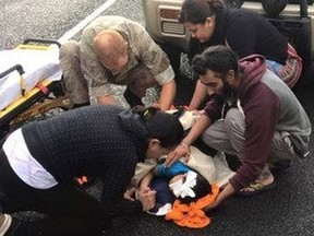 Twitter photo which went viral of Harman Singh using his orange turban to cradle an injured boy's bleeding head. (Twitter)