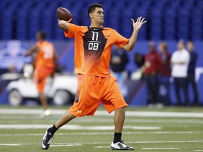 Quarterback Marcus Mariota of Oregon throws a pass during the 2015 NFL Scouting Combine at Lucas Oil Stadium on February 21, 2015 in Indianapolis. (Joe Robbins/Getty Images/AFP)