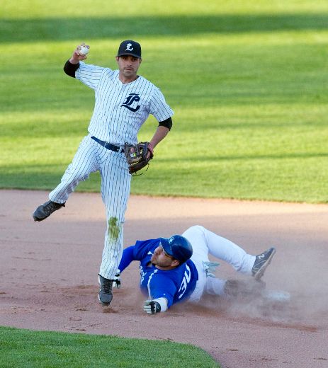 MLB playoff capsules: Rangers beat sloppy Rays; Phillies top Marlins