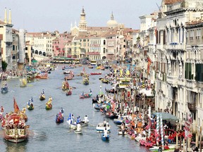 Venetians in historical dress row down the Grand Canal. (REUTERS/Alessandro Bianchi)