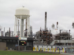 Shell Canada refinery in Corunna. (PAUL MORDEN/Postmedia Network)