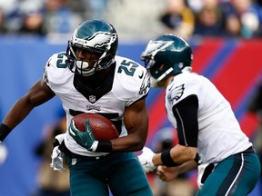 Philadelphia Eagles running back LeSean McCoy (25) carries the ball against the New York Giants in this Dec. 28, 2014 file photo. (Jeff Zelevansky/Getty Images/AFP)