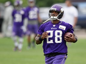 Adrian Peterson of the Minnesota Vikings runs a drill during practice on June 4, 2015 at Winter Park in Eden Prairie, Minnesota.  (Hannah Foslien/Getty Images/AFP)