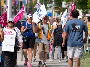 Striking CUPE Local 101 members picket the Provincial Offences Court on Dundas St. in London Friday. (CRAIG GLOVER, The London Free Press)